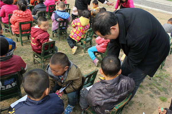 3月20日，南京中脉科技发展有限公司与东宝区栗溪镇姚河小学结成对子，捐资近2万元、文具500套，资助该校贫困学子顺利完成学业。 上午9时，在市工商局公平交易分局、东宝区教育局的带领下，中脉科技发展有限公司高管赶到了东宝区栗溪镇姚河小学。为了不影响学生上课，主办方中脉科技湖北分公司等候了1小时，选择在10时许，课间休息时举行结对帮扶活动。活动现场，公司高管向学校贫困学生发放了近2万元爱