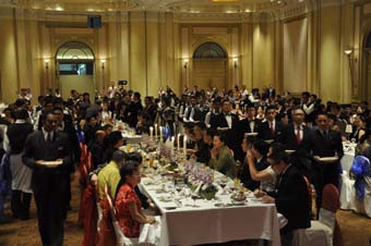 此次马来西亚文化之旅，中脉为400多家人每人准备了一张分享卡，旅游结束后，分享卡上写满了家人的感恩、感谢和感激，这是一次充满开心、欢乐、尊崇和荣耀的旅行，同时也是中脉实力的见证，更让家人们看到了中脉深厚的文化内涵和榜样的力量。中脉2012马来西亚文化之旅圆满成功，家人们对中脉更加有了信心，中脉的凝聚力空前高涨。