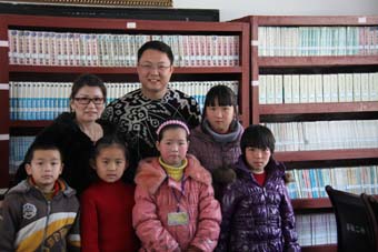 2月12日，中脉道和系统运营总裁张国平和其夫人周健、资讯总裁袁建国以及业务总裁王健来到浙江丽水市景宁畲族自治区实验二小，为近30名贫困小学生带来了一年的伙食费，解决了孩子们的伙食问题。