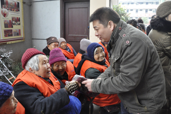 1月12日，在中脉国际副董事长、中脉科技首席咨询顾问周希俭的带领下，中脉科技杭州分公司的员工及浙江地区的部分经销商来到湖州莫干山老年乐园，为那里的残疾、孤寡、贫困老人带去了价值10万余元的物品，有中脉灸、有乐果汁、老人带的帽子围巾等。