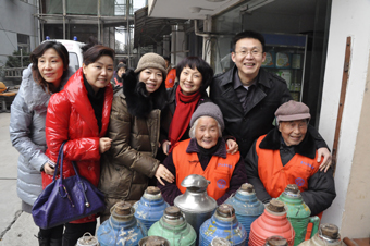 1月12日，在中脉国际副董事长、中脉科技首席咨询顾问周希俭的带领下，中脉科技杭州分公司的员工及浙江地区的部分经销商来到湖州莫干山老年乐园，为那里的残疾、孤寡、贫困老人带去了价值10万余元的物品，有中脉灸、有乐果汁、老人带的帽子围巾等。