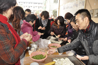 1月12日，在中脉国际副董事长、中脉科技首席咨询顾问周希俭的带领下，中脉科技杭州分公司的员工及浙江地区的部分经销商来到湖州莫干山老年乐园，为那里的残疾、孤寡、贫困老人带去了价值10万余元的物品，有中脉灸、有乐果汁、老人带的帽子围巾等。