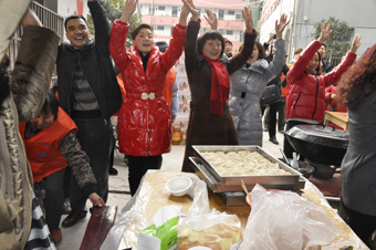 1月12日，在中脉国际副董事长、中脉科技首席咨询顾问周希俭的带领下，中脉科技杭州分公司的员工及浙江地区的部分经销商来到湖州莫干山老年乐园，为那里的残疾、孤寡、贫困老人带去了价值10万余元的物品，有中脉灸、有乐果汁、老人带的帽子围巾等。