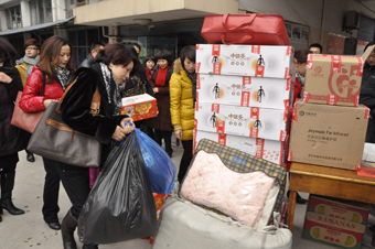 1月12日，在中脉国际副董事长、中脉科技首席咨询顾问周希俭的带领下，中脉科技杭州分公司的员工及浙江地区的部分经销商来到湖州莫干山老年乐园，为那里的残疾、孤寡、贫困老人带去了价值10万余元的物品，有中脉灸、有乐果汁、老人带的帽子围巾等。