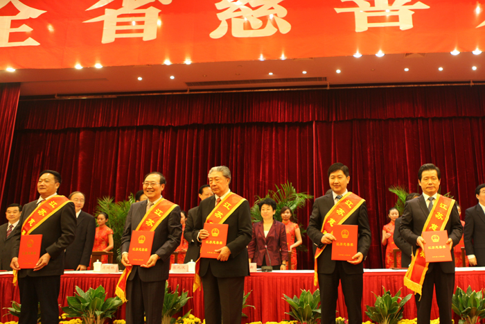 2011年10月12日，江苏省慈善大会在南京国际会议大酒店召开。参加本次会议的主要领导有省委书记、省人大主任罗志军，省委副书记、省长李学勇，民政部副部长窦玉沛，省政协主席张连珍，省委副书记石泰峰，省委常委、常务副省长李云峰，省委常委、副省长黄莉新等。会上，中脉集团董事局主席、中脉科技董事长王尤山在发展江苏慈善事业中成绩显著，被江苏省人民政府授予“最具爱心慈善捐赠楷模”的荣誉称号