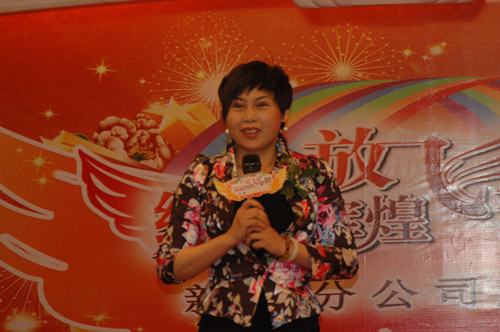 以健康的名义创造更美好的世界，以无限的激情演绎属于东方的精彩。2011年4月23日，中脉科技新疆分公司举行了开业一周年庆祝活动。近200名经销商代表参会。中脉国际副董事长、中脉科技首席咨询顾问周希俭到会祝贺并发表讲话。