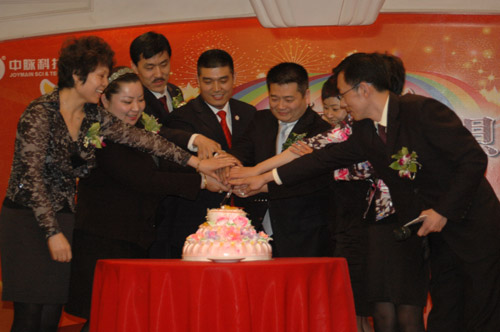 以健康的名义创造更美好的世界，以无限的激情演绎属于东方的精彩。2011年4月23日，中脉科技新疆分公司举行了开业一周年庆祝活动。近200名经销商代表参会。中脉国际副董事长、中脉科技首席咨询顾问周希俭到会祝贺并发表讲话。