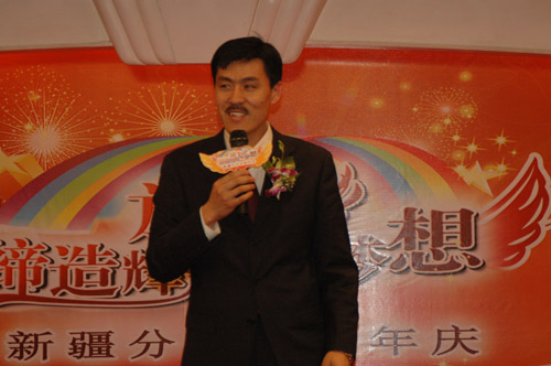 以健康的名义创造更美好的世界，以无限的激情演绎属于东方的精彩。2011年4月23日，中脉科技新疆分公司举行了开业一周年庆祝活动。近200名经销商代表参会。中脉国际副董事长、中脉科技首席咨询顾问周希俭到会祝贺并发表讲话。
