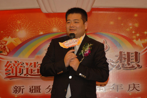 以健康的名义创造更美好的世界，以无限的激情演绎属于东方的精彩。2011年4月23日，中脉科技新疆分公司举行了开业一周年庆祝活动。近200名经销商代表参会。中脉国际副董事长、中脉科技首席咨询顾问周希俭到会祝贺并发表讲话。