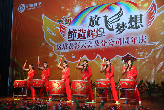 2011年1月9日，静谧幽香的广州珠江宾馆里平添了浓浓的欢乐气息，中脉科技华南区域表彰大会在这个雅致的园林胜地隆重召开。500多名中脉家人欢聚一堂，品读2010，见证创业辉煌；畅想2011，勾画成功梦想。