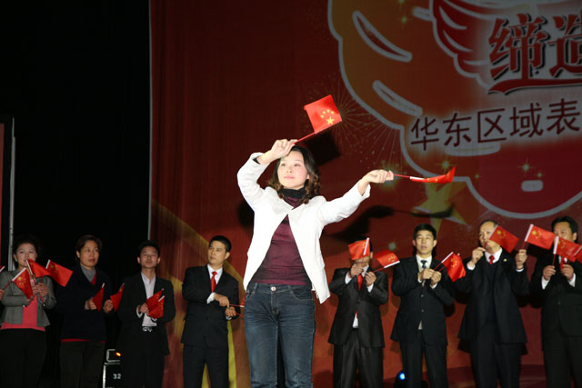 在浙江省人民大会堂，中脉国际副董事长周希俭、中脉科技中国区副总裁李达兵出席大会。中脉道和系统全球策略委员郑联军、张国平、周健、袁建国，中国区策略委员陆敏，以及来自华东区域