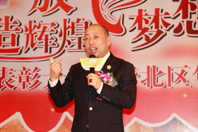 在浙江省人民大会堂，中脉国际副董事长周希俭、中脉科技中国区副总裁李达兵出席大会。中脉道和系统全球策略委员郑联军、张国平、周健、袁建国，中国区策略委员陆敏，以及来自华东区域