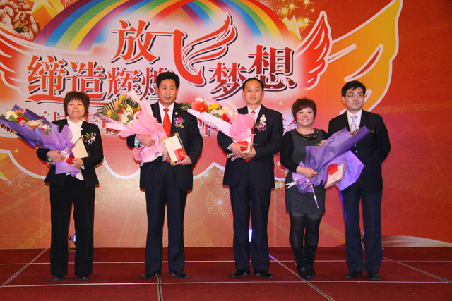 在浙江省人民大会堂，中脉国际副董事长周希俭、中脉科技中国区副总裁李达兵出席大会。中脉道和系统全球策略委员郑联军、张国平、周健、袁建国，中国区策略委员陆敏，以及来自华东区域