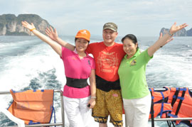 11月26日，“2010中脉普吉旅游奖励活动”在满载的欢笑中画上了圆满的句号。五天三夜的尊荣之旅，让中脉优秀经销商满满的感受了泰国普吉岛的人文风情，丰富了自己的人生体验，更增添了对中脉直销事业的热爱。许多参游的家人都激动而又不无自豪的说：“公司这次组织的海外游让我们享受了最大的荣耀，感受到了最无微不至的关怀。冲击下年度的业绩目标我们很有信心。下