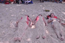 11月26日，“2010中脉普吉旅游奖励活动”在满载的欢笑中画上了圆满的句号。五天三夜的尊荣之旅，让中脉优秀经销商满满的感受了泰国普吉岛的人文风情，丰富了自己的人生体验，更增添了对中脉直销事业的热爱。许多参游的家人都激动而又不无自豪的说：“公司这次组织的海外游让我们享受了最大的荣耀，感受到了最无微不至的关怀。冲击下年度的业绩目标我们很有信心。下