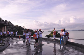11月26日，“2010中脉普吉旅游奖励活动”在满载的欢笑中画上了圆满的句号。五天三夜的尊荣之旅，让中脉优秀经销商满满的感受了泰国普吉岛的人文风情，丰富了自己的人生体验，更增添了对中脉直销事业的热爱。许多参游的家人都激动而又不无自豪的说：“公司这次组织的海外游让我们享受了最大的荣耀，感受到了最无微不至的关怀。冲击下年度的业绩目标我们很有信心。下