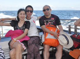 11月26日，“2010中脉普吉旅游奖励活动”在满载的欢笑中画上了圆满的句号。五天三夜的尊荣之旅，让中脉优秀经销商满满的感受了泰国普吉岛的人文风情，丰富了自己的人生体验，更增添了对中脉直销事业的热爱。许多参游的家人都激动而又不无自豪的说：“公司这次组织的海外游让我们享受了最大的荣耀，感受到了最无微不至的关怀。冲击下年度的业绩目标我们很有信心。下