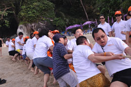 11月26日，“2010中脉普吉旅游奖励活动”在满载的欢笑中画上了圆满的句号。五天三夜的尊荣之旅，让中脉优秀经销商满满的感受了泰国普吉岛的人文风情，丰富了自己的人生体验，更增添了对中脉直销事业的热爱。许多参游的家人都激动而又不无自豪的说：“公司这次组织的海外游让我们享受了最大的荣耀，感受到了最无微不至的关怀。冲击下年度的业绩目标我们很有信心。下