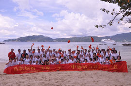 11月26日，“2010中脉普吉旅游奖励活动”在满载的欢笑中画上了圆满的句号。五天三夜的尊荣之旅，让中脉优秀经销商满满的感受了泰国普吉岛的人文风情，丰富了自己的人生体验，更增添了对中脉直销事业的热爱。许多参游的家人都激动而又不无自豪的说：“公司这次组织的海外游让我们享受了最大的荣耀，感受到了最无微不至的关怀。冲击下年度的业绩目标我们很有信心。下