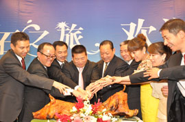 11月26日，“2010中脉普吉旅游奖励活动”在满载的欢笑中画上了圆满的句号。五天三夜的尊荣之旅，让中脉优秀经销商满满的感受了泰国普吉岛的人文风情，丰富了自己的人生体验，更增添了对中脉直销事业的热爱。许多参游的家人都激动而又不无自豪的说：“公司这次组织的海外游让我们享受了最大的荣耀，感受到了最无微不至的关怀。冲击下年度的业绩目标我们很有信心。下