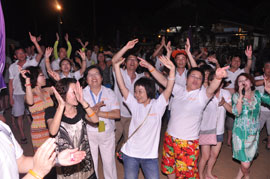 11月26日，“2010中脉普吉旅游奖励活动”在满载的欢笑中画上了圆满的句号。五天三夜的尊荣之旅，让中脉优秀经销商满满的感受了泰国普吉岛的人文风情，丰富了自己的人生体验，更增添了对中脉直销事业的热爱。许多参游的家人都激动而又不无自豪的说：“公司这次组织的海外游让我们享受了最大的荣耀，感受到了最无微不至的关怀。冲击下年度的业绩目标我们很有信心。下