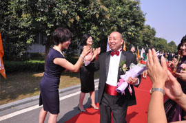 16日12:30，公司高管、国际市场各地负责人、来自不同国家和地区的国际市场优秀经销商代表、中脉道和系统中国区策略委、中脉道和系统全球策略委，经过长长的红地毯，在万众瞩目睹中进入主会场。