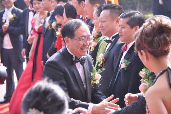 16日12:30，公司高管、国际市场各地负责人、来自不同国家和地区的国际市场优秀经销商代表、中脉道和系统中国区策略委、中脉道和系统全球策略委，经过长长的红地毯，在万众瞩目睹中进入主会场。