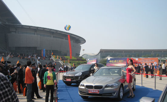 时间进入下午12：30分，越来越多的经销商进入会场展厅，此次年会中脉推出丰富多彩的产品展台，有专门制作的周年回顾展览墙，让到会的中外经销商都能了解到中脉公司一年来艰苦奋斗的事业足迹，增加跟随中脉的信心；有中脉领导人形象展示，亲切的面容，引得经销商不停驻足合照；有巴马生态养生展板，绿意盎然的展板给大家清新的感觉，仿佛巴马近在咫尺，增加对中脉生态产品的信任，并配了详细的产品说