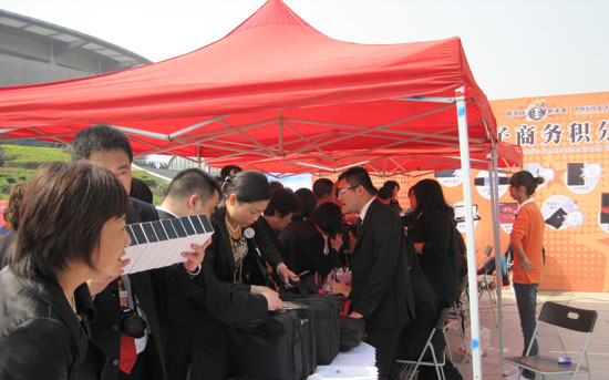时间进入下午12：30分，越来越多的经销商进入会场展厅，此次年会中脉推出丰富多彩的产品展台，有专门制作的周年回顾展览墙，让到会的中外经销商都能了解到中脉公司一年来艰苦奋斗的事业足迹，增加跟随中脉的信心；有中脉领导人形象展示，亲切的面容，引得经销商不停驻足合照；有巴马生态养生展板，绿意盎然的展板给大家清新的感觉，仿佛巴马近在咫尺，增加对中脉生态产品的信任，并配了详细的产品说