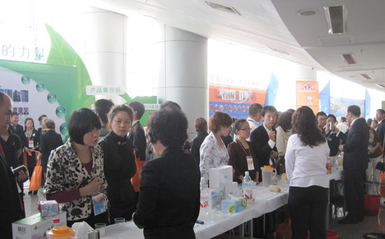 时间进入下午12：30分，越来越多的经销商进入会场展厅，此次年会中脉推出丰富多彩的产品展台，有专门制作的周年回顾展览墙，让到会的中外经销商都能了解到中脉公司一年来艰苦奋斗的事业足迹，增加跟随中脉的信心；有中脉领导人形象展示，亲切的面容，引得经销商不停驻足合照；有巴马生态养生展板，绿意盎然的展板给大家清新的感觉，仿佛巴马近在咫尺，增加对中脉生态产品的信任，并配了详细的产品说