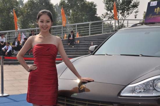 2010年10月16日中午，南京江宁体育馆正门，艳阳高照、彩旗飘扬、横幅高挂、锣鼓喧天，场馆内外人流如织，一派喜庆的景象。离中脉科技年会盛典开幕只半个小时，场馆内外已经聚集了数千名来自全国各地的市场精英，中脉科技会议现场的布置更是让众多伙伴流连往返，大家不停地观赏、拍照。不时赞叹此次大会的盛况，场馆内外到处都是伙伴们开心的笑脸。