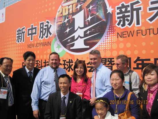 2010年10月16日中午，南京江宁体育馆正门，艳阳高照、彩旗飘扬、横幅高挂、锣鼓喧天，场馆内外人流如织，一派喜庆的景象。离中脉科技年会盛典开幕只半个小时，场馆内外已经聚集了数千名来自全国各地的市场精英，中脉科技会议现场的布置更是让众多伙伴流连往返，大家不停地观赏、拍照。不时赞叹此次大会的盛况，场馆内外到处都是伙伴们开心的笑脸。