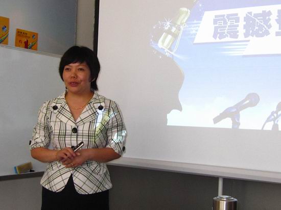 暨6月底总部赛区将全国性产品演讲PK赛的大幕拉开后，辽宁、广东、深圳、上海、新疆、山东、北京、浙江、黑龙江等9家分公司轮番上场，夺目亮相。在人力资源部、全国业务部、教育部和各分公司的积极宣传动员下，共121位经销商和员工角逐在中脉的讲台上，分享产品的点滴体验，最终有18名选手入围全国总决赛，分别是治淮、吴金艳、翟羽、张思诺、李慧、林立养、朱文勇、高文明、黄爱萍、王文革、吴乾龙、蔡
