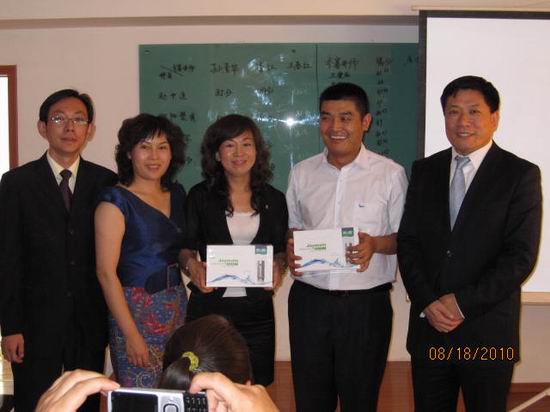 暨6月底总部赛区将全国性产品演讲PK赛的大幕拉开后，辽宁、广东、深圳、上海、新疆、山东、北京、浙江、黑龙江等9家分公司轮番上场，夺目亮相。在人力资源部、全国业务部、教育部和各分公司的积极宣传动员下，共121位经销商和员工角逐在中脉的讲台上，分享产品的点滴体验，最终有18名选手入围全国总决赛，分别是治淮、吴金艳、翟羽、张思诺、李慧、林立养、朱文勇、高文明、黄爱萍、王文革、吴乾龙、蔡
