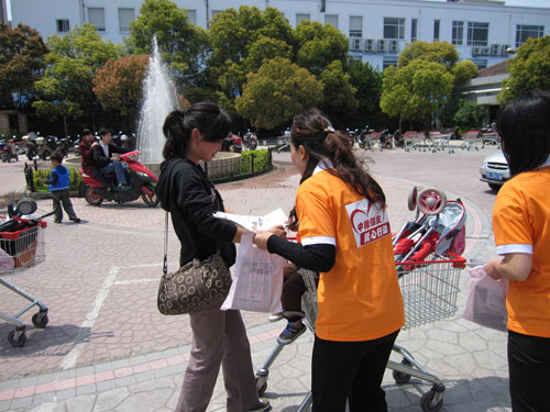 中脉科技继4月15日向震区捐赠了531万元救灾物资及发动南京总部员工捐款之后，又在近日由各地分公司在八个城市同步组织了经销商募捐和面向市民的赈灾宣传爱心活动。中脉此举得到了各地市民及媒体的赞誉。 根据中脉心系玉树抗震救灾主题爱心活动的部署，中脉6家分公司首先在员工和经销商团队之间开展了内部募捐活动，募集来的资金与物资，分别汇集到公司总部，然后统一由江苏省慈善总会发往灾区。 随后