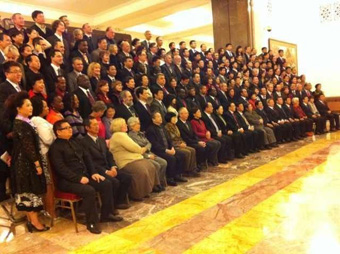 10月27日，北京人民大会堂，中脉国际副董事长周希俭、中脉国际全球执行总裁张琦受邀出席“第四届中国国际重阳联欢节—暨2012年世界老人代表相聚北京欢度九九重阳节大型国际公益活动”，并与国家领导人、国际组织官员、100余邦交国驻华大使及杰出老人代表一起共进晚宴。