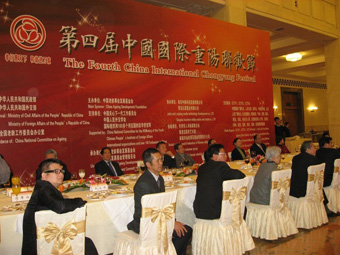 10月27日，北京人民大会堂，中脉国际副董事长周希俭、中脉国际全球执行总裁张琦受邀出席“第四届中国国际重阳联欢节—暨2012年世界老人代表相聚北京欢度九九重阳节大型国际公益活动”，并与国家领导人、国际组织官员、100余邦交国驻华大使及杰出老人代表一起共进晚宴。
