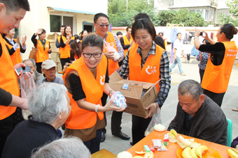 10月29日，全国孝德关爱工程第一场活动在宁波白鹤福利院举行。