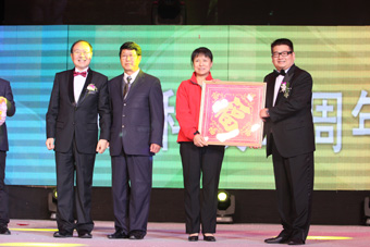 2012年11月10日，南京奥体中心，中脉科技三周年辉煌盛典在此隆重举办，中脉集团董事局主席王尤山、中脉国际副董事长周希俭、中脉科技中国区总裁张琦等公司高管出席并发表精彩绝伦的演讲