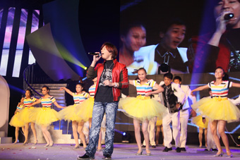 2012年11月10日，南京奥体中心，中脉科技三周年辉煌盛典在此隆重举办，中脉集团董事局主席王尤山、中脉国际副董事长周希俭、中脉科技中国区总裁张琦等公司高管出席并发表精彩绝伦的演讲