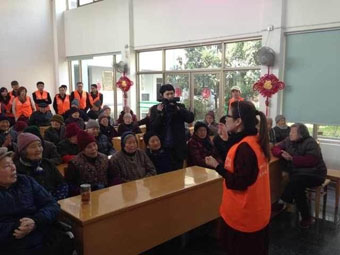 2013年3月14日，中脉科技海宁分公司员工和当地经销商一行30余人，在全国孝德关爱工程组委会周健秘书长的带领下来到海宁海洲街道敬老院，为敬老院带来了春意融融的一天。