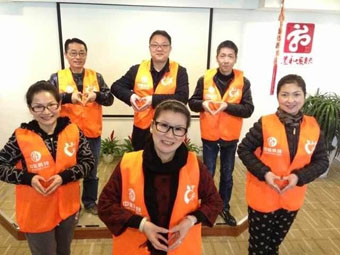 2013年3月14日，中脉科技海宁分公司员工和当地经销商一行30余人，在全国孝德关爱工程组委会周健秘书长的带领下来到海宁海洲街道敬老院，为敬老院带来了春意融融的一天。