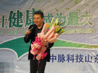 四月伊始，中脉科技山东分公司在济宁市银座佳悦酒店举行了健康巴马养生推广会，来自齐鲁大地、河北唐山及天津、河南等地的500余位中脉家人出席此次会议。中脉道和系统全球开发总裁章小军和中脉道和系统中国区策略委员、皇冠特使王建梅出席此次会议并做了精彩分享。