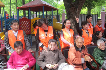 2013年4月11日，在中脉科技湖北分公司的组织下，全国孝德关爱工程秘书长周健女士以及当地的经销商代表一行70余人来到武汉武昌市童心苑敬老院，将中脉人对老年朋友的关心带给了这里的老人们。