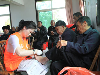 2013年4月13日，在中脉科技温州分公司的组织下，中脉员工和经销商志愿者一行近40人走进温州瑞安市顺泰乡敬老院，探望及慰问这里的孤寡老人，将全国孝德关爱工程的春风送到老人的身边。