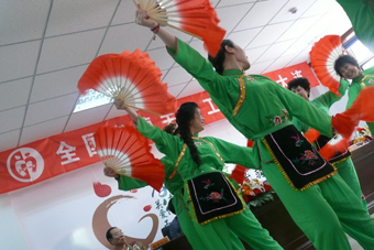 2013年5月30日，在中脉国际全球执行总裁、中脉科技中国区总裁张琦的带领下，中脉科技大连分公司员工和当地经销商一行100余人，来到大连市西岗区老年社会福利院，为老人们送去了孝德关爱的温馨春风。此次活动得到了大连市西岗区区长、副区长、慈善总会会长、秘书长、老龄办主任等相关领导的热心支持，同时也得到了大连电视台、大连晚报、大连日报、大连广播电台及半岛晨报等多家媒体的关注与报道。 总裁
