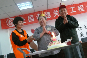 2013年5月30日，在中脉国际全球执行总裁、中脉科技中国区总裁张琦的带领下，中脉科技大连分公司员工和当地经销商一行100余人，来到大连市西岗区老年社会福利院，为老人们送去了孝德关爱的温馨春风。此次活动得到了大连市西岗区区长、副区长、慈善总会会长、秘书长、老龄办主任等相关领导的热心支持，同时也得到了大连电视台、大连晚报、大连日报、大连广播电台及半岛晨报等多家媒体的关注与报道。 总裁