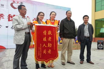5月28日，在中脉科技陕西分公司的组织下，公司员工及经销商志愿者一行50余人将全国孝德关爱工程的春风送到了榆林市榆阳区中心敬老院。