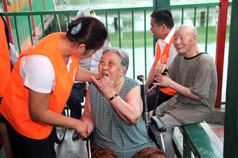 7月23日，中脉科技北京分公司组织公司员工和当地经销商，一行40余人来到了北京市通州区马驹桥镇敬老院，为这里的孤寡老人们送去了炎炎夏日的关怀与问候。
