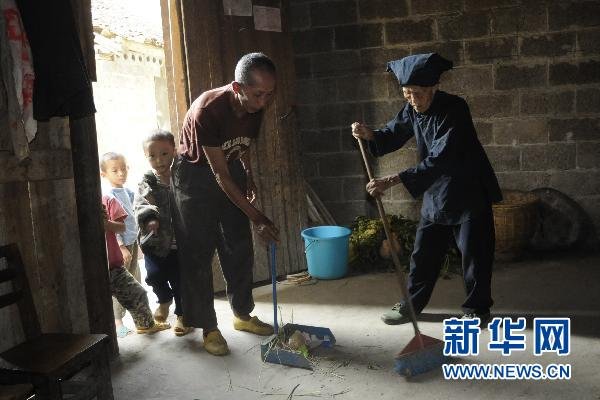 中国老年学学会10月16日在广西东兴市公布的第三届中国十大寿星排行榜显示，来自广西壮族自治区巴马瑶族自治县的瑶族老寿星罗美珍以125岁高龄居十大寿星榜首。 